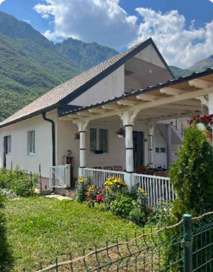 Lola Guest House Vuthaj Exterior foto