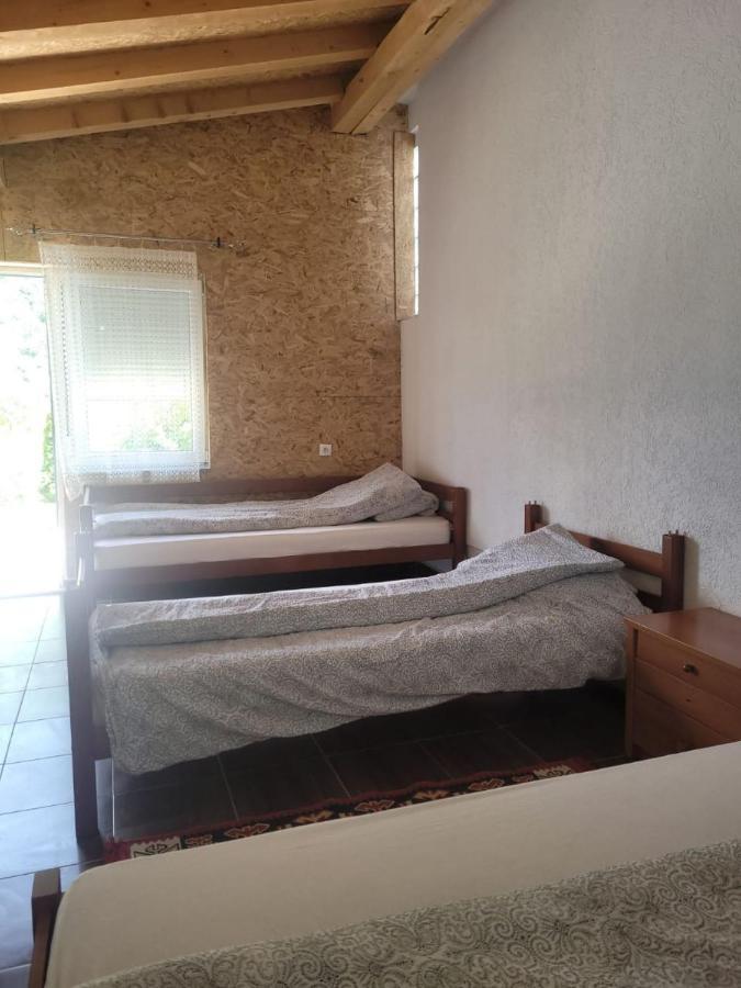 Lola Guest House Vuthaj Exterior foto