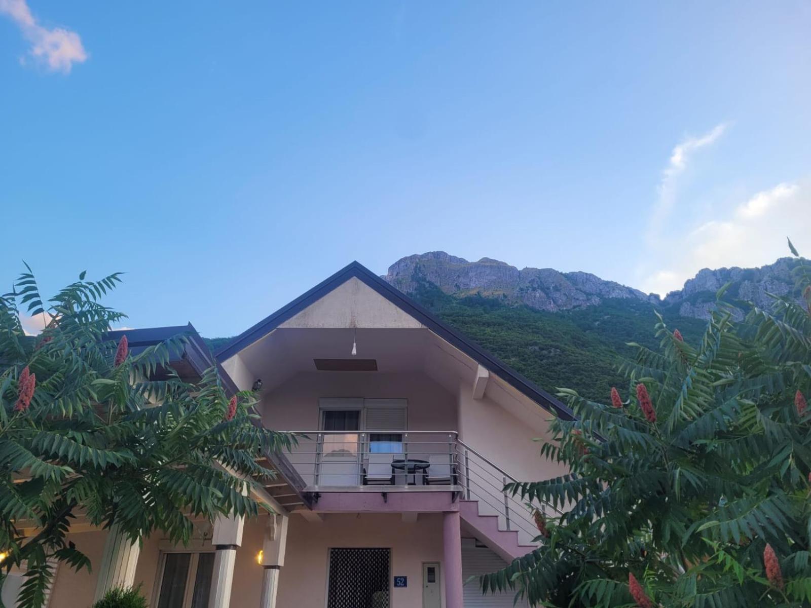 Lola Guest House Vuthaj Exterior foto