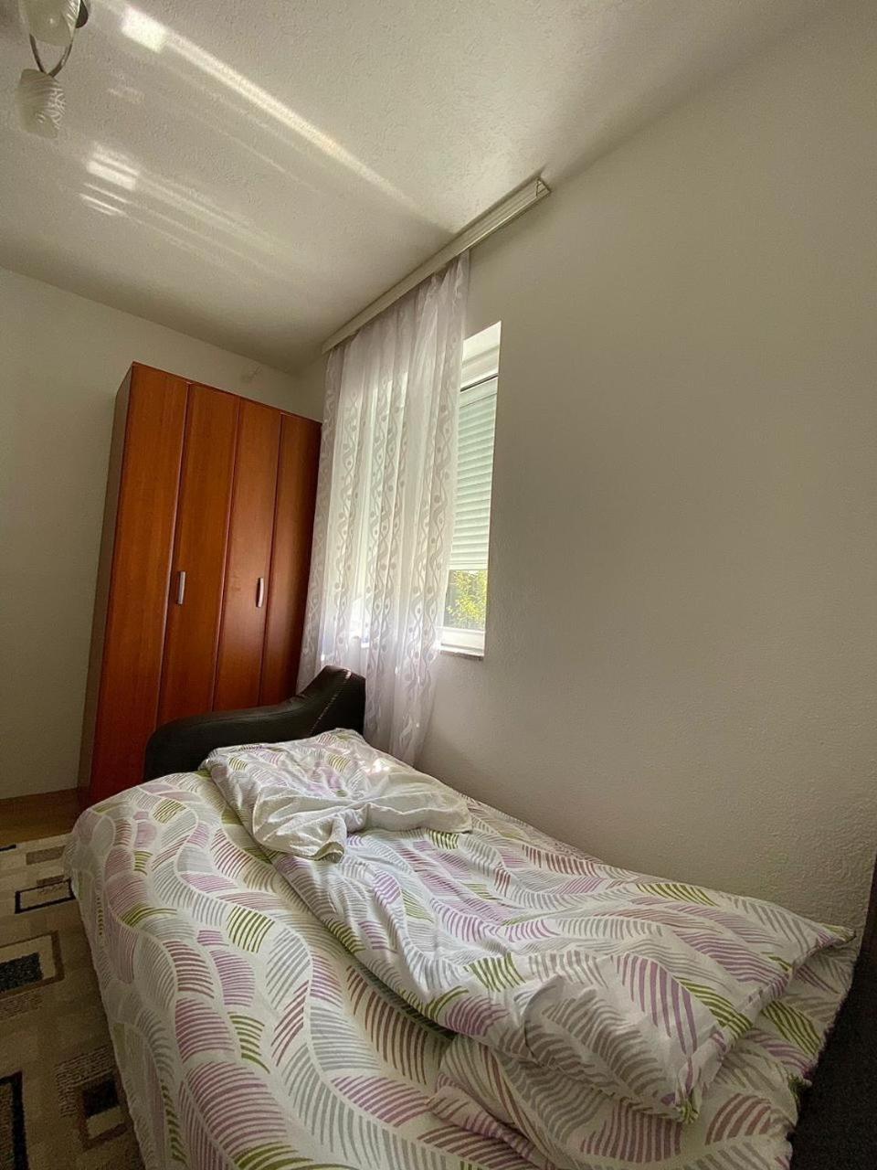 Lola Guest House Vuthaj Exterior foto